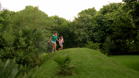 Mujer-Y-Niña-Corriendo-Sobre-El-Césped